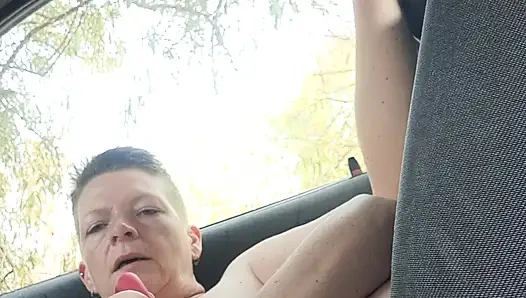 Сквиртующая игра в машине, почти запалили