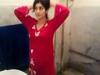 N. chica india vistiéndose después del baño capturada por su novio