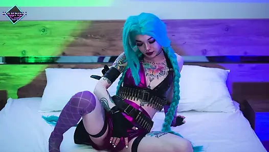 Hottie babe Jinx has big dildo fun. Karneli Bandi