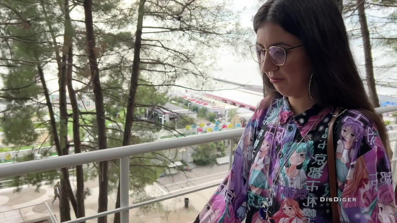 在街上捡到一个美眉，操了她，还戴上了她的眼镜