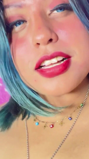 年轻的墨西哥女孩使用非常丰富的玩具 |剪辑 1