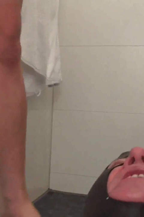 Aranyzuhany az álarcos arcon és szájban