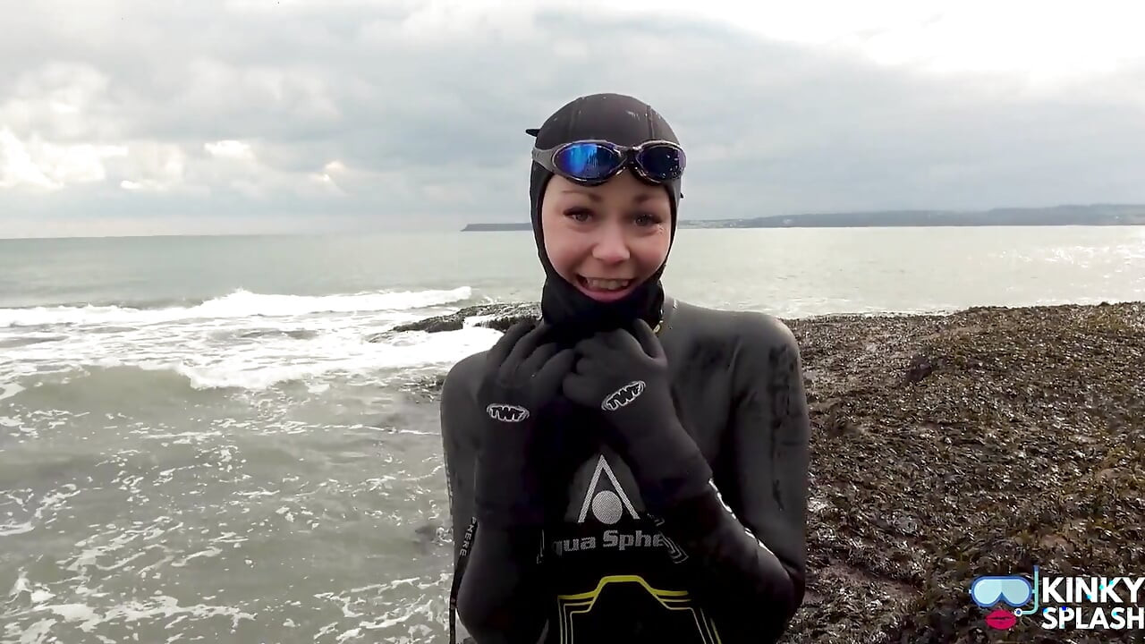 Rubbery Beach Encounter: Lucy's Neopren Cipki Bawić się z Nieznajomym