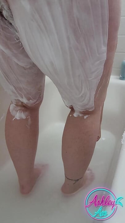 Ashley Ace bacaklarını tıraş ediyor - tıraşsız Kasım 2023