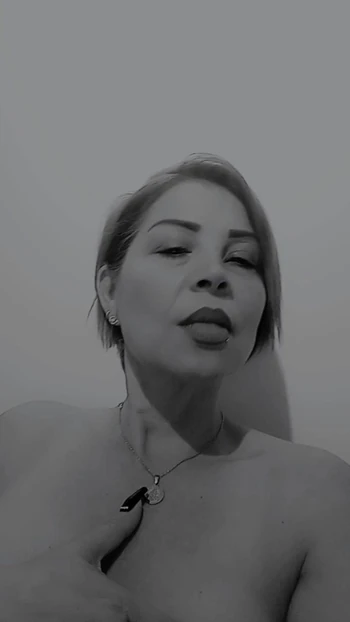 Finally, after almost a week without internet, I'm back with you on my broadcast! I'm looking forward to seeing you, my gentlem