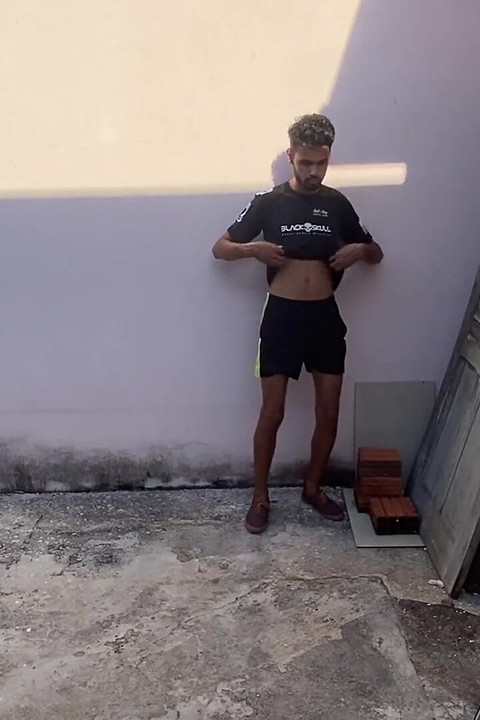 家の通りで自慰する