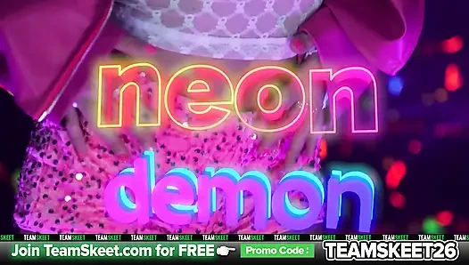 Emma Rosie: твой крошечный неон демон декабрь AllStar в центре внимания