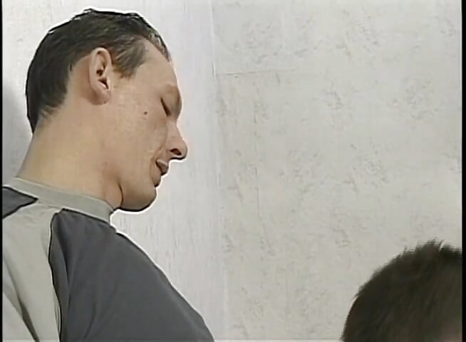 فتاة تمسك بصديقها وهو يمص زب رجل