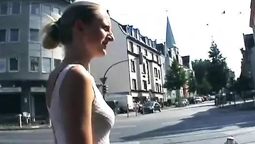 Öffentlicher blowjob neckt und schlampige fingerexplosion