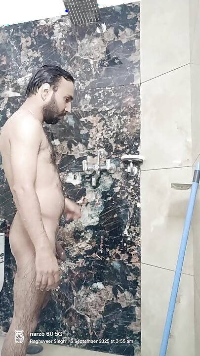 Indijski Desi muškarac se tušira