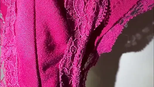 Islak külotuyla ödüllendirildi. Karım çok ıslak mastürbasyon yaptıktan sonra giydiği külotu bana verdi