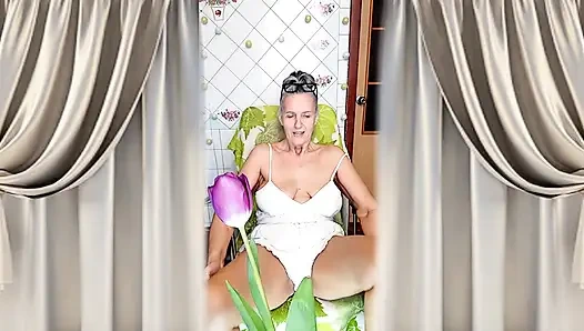 Горячая домохозяйка Лукерия флиртует в Интернете и показывает ее аппетитные ступни