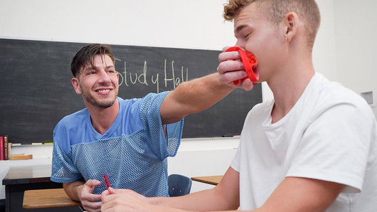 El chico twink Jack Waters es dominado y acosado por el deportista atlético Jordan Starr en clase - matón a él