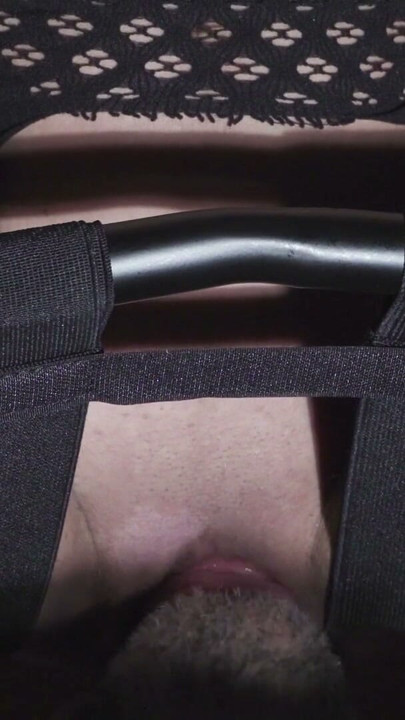 Uso la silla para correrme en su cara. Quiero su lengua en mi coño | Clip 1