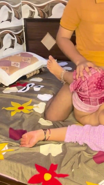 Üvey kız kardeş rakhi'nin üzerine tamamen açıldı üvey erkek kardeş onu evde çıplak ve sertçe alıyor | Klip 3