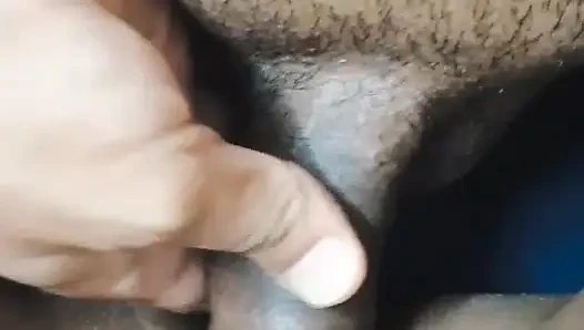 Ngentot memek sempit cewek mungil dan crot di tubuh