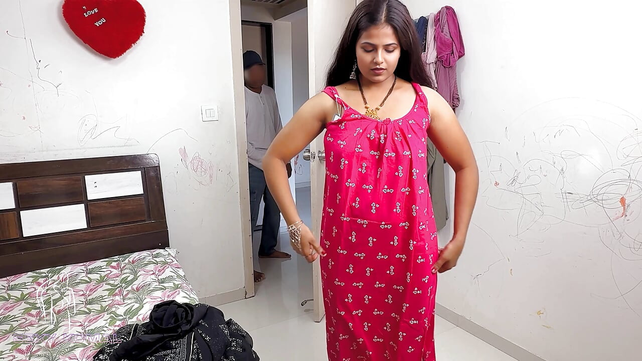 Komal hatte ein Maxikleid bestellt und sagte dem Lieferboten: "Ich werde es jetzt tragen, sieh das Auto, dann werde ich bezahlen."
