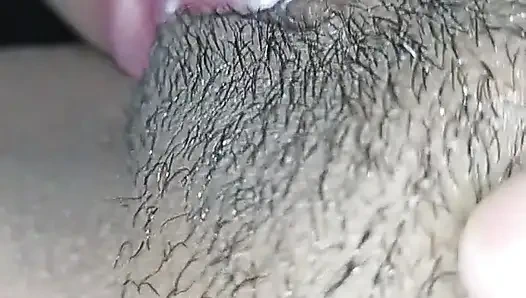 Meydan okuma anal ve derin gırtlağına kadar almaya bağımlı büyük mükemmel doğal memeli bu İspanyol kadınla boşalmamaya çalışıyor, bu kaltak