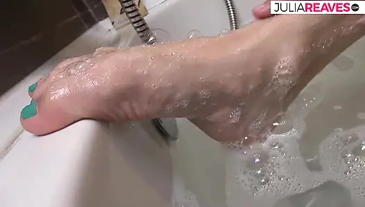 Sexy girl finger fucks herself after shaving in the tub
