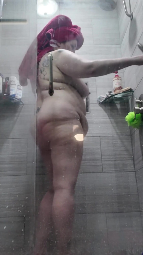 Sexy BBW Amanda erter i dusjen