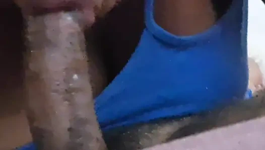 Ibu rumah tangga duduk di wajah ayah tirinya dan nyepong besar ayah tirinya