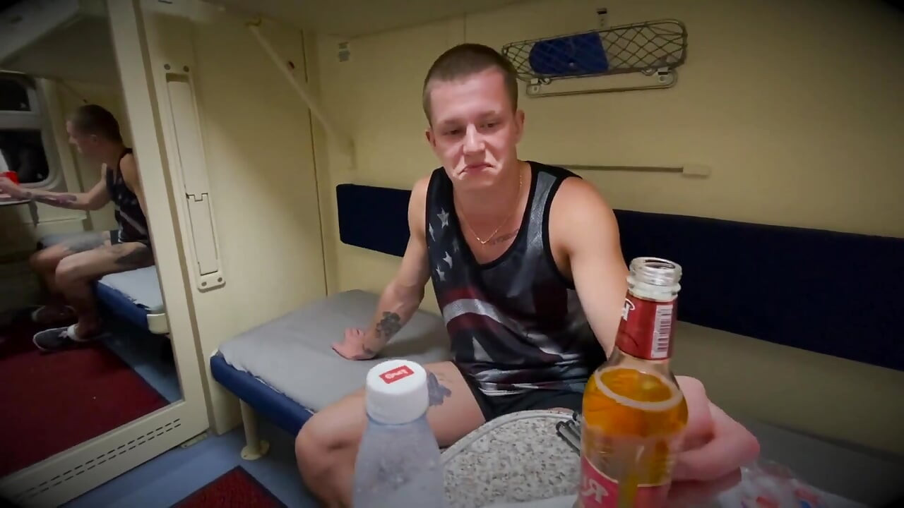 二人の男が電車の部屋で同乗者を犯し、彼女の膣に激しく射精する。