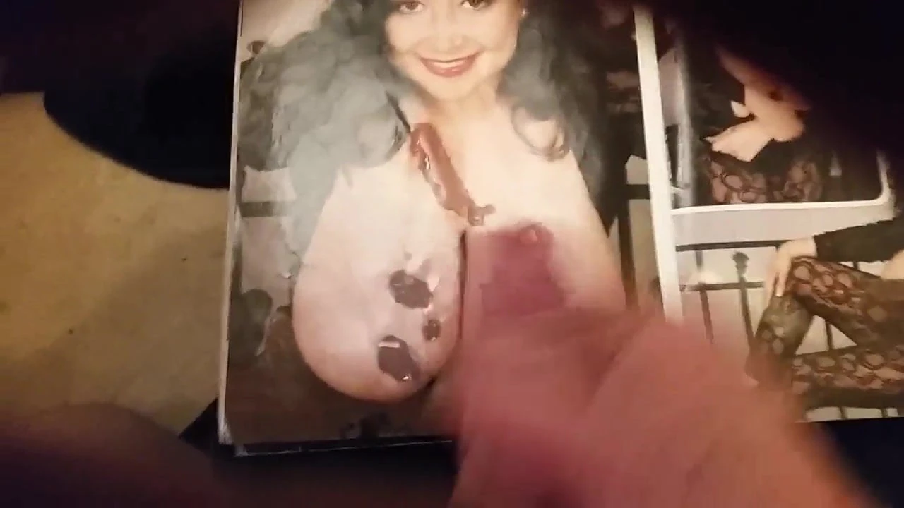 射在一个被精液浸透的色情杂志上