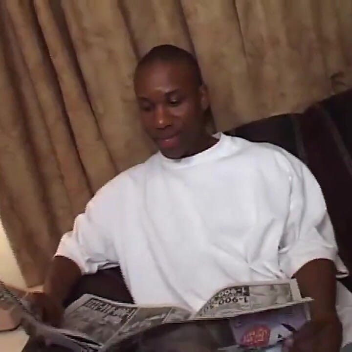 Ogroman crni kurac sisa u spavaćoj sobi... Samo pušim i mala pička probijena