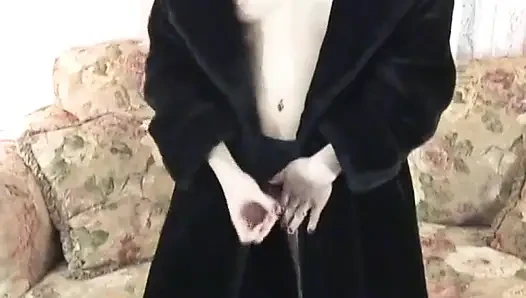 Lustvolle blonde nymphomanin lutscht einen strap-on, bevor sie masturbiert