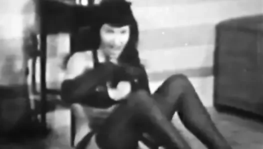 Brunette vintage yang sangat seksi sedang panas