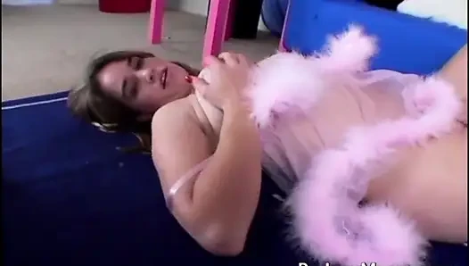 Пухлая милашка Cassie сосет это после подчистки винтажным видео
