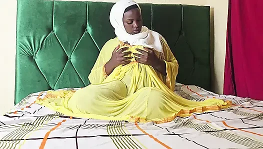 THE MUSLIM FROM SUDAN MASTURBATE HER VAGINA SHE HAS WET PUSSY