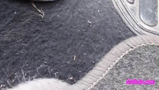 Nyllady düz araba kullanıyor ve hortumlu ayaklarını sandaletle değiştiriyor