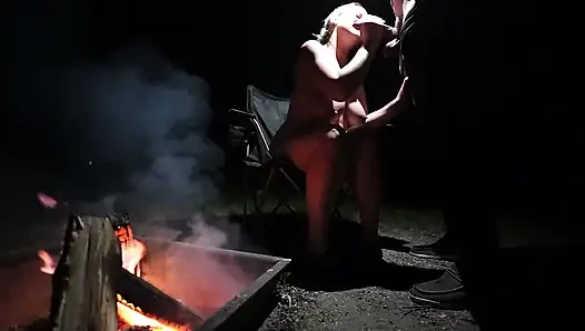 Beni insanların içinde olgunlaşıyorken izliyorum sonra yarak emiyor