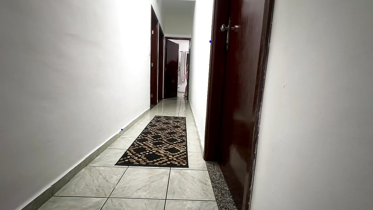Safada enteada deixa ele tirar a roupa para que eles possam ir para a cama.