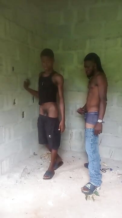 Eu mate uma magrinha pelo lado do arbusto que nos divertimos