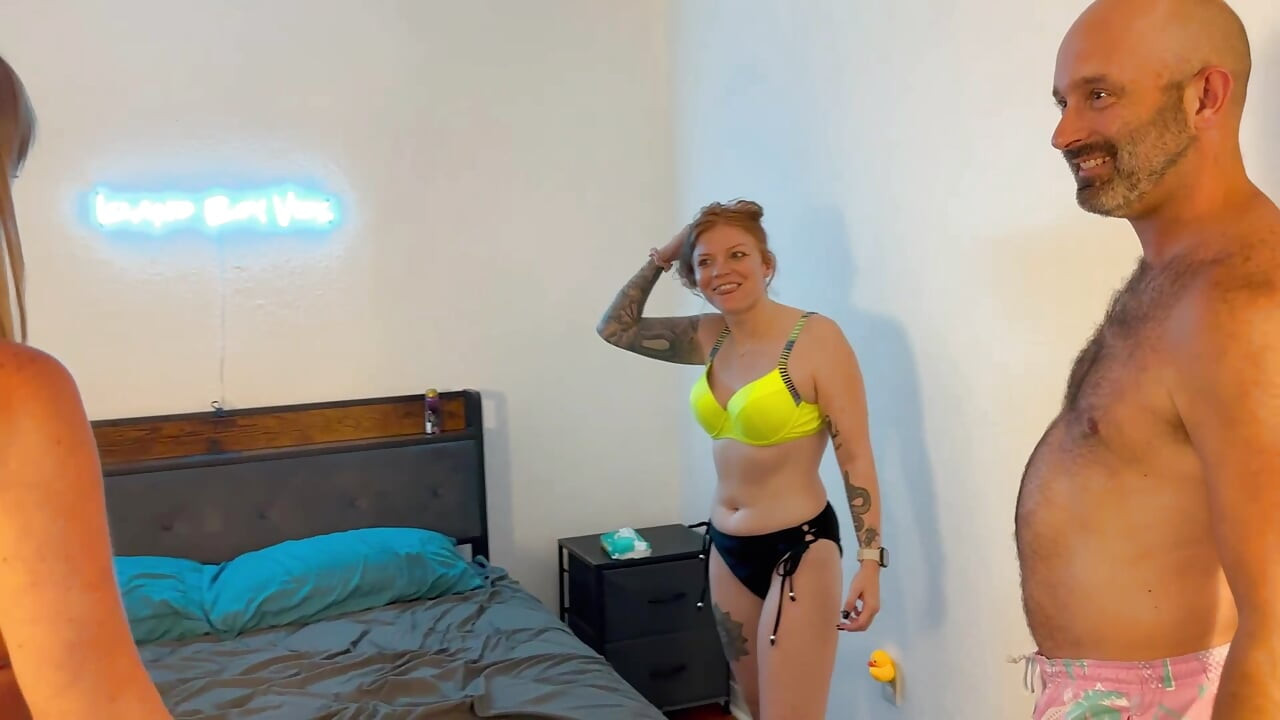 Dos pelirrojas en la cama con bikini Nicole y Miley Coxxx trío