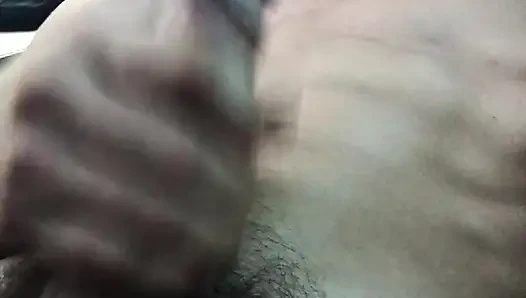 Bakış açısı büyük yarak boşalması yakın çekim arabada tek başına erkek mastürbasyonu