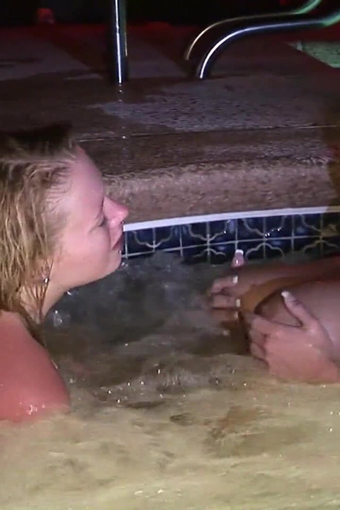 זיון קשוח בג'קוזי עם שני פריקים