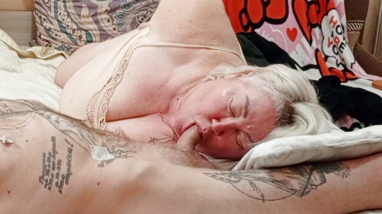 Susjeda je lagana na nogama i puši mi kurac dok joj ne svršim u usta