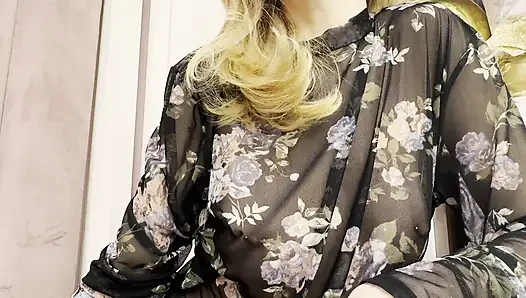 Ich probiere meine neue hauchdünne bluse in einem kaffee aus und zeigt meine harten gepiercten brustwarzen in der Öffentlichkeit.