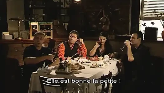 Berühmtes serbisches verbrechen kingpin knallte charmante Blumenverkäufer victoria Slim in der Restoraunt während des Abendessens Engagement