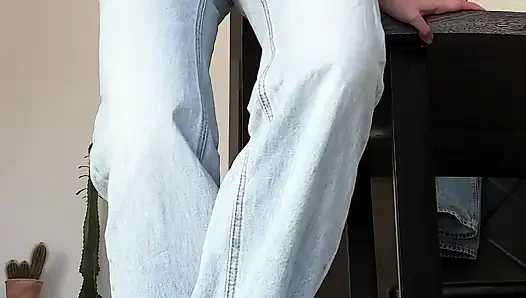 Omorashi mädchen benetzte ihre jeans absichtlich: ich wurde verzweifelt mit riesiger blasenbeule, um meine hose für dich zu pissen