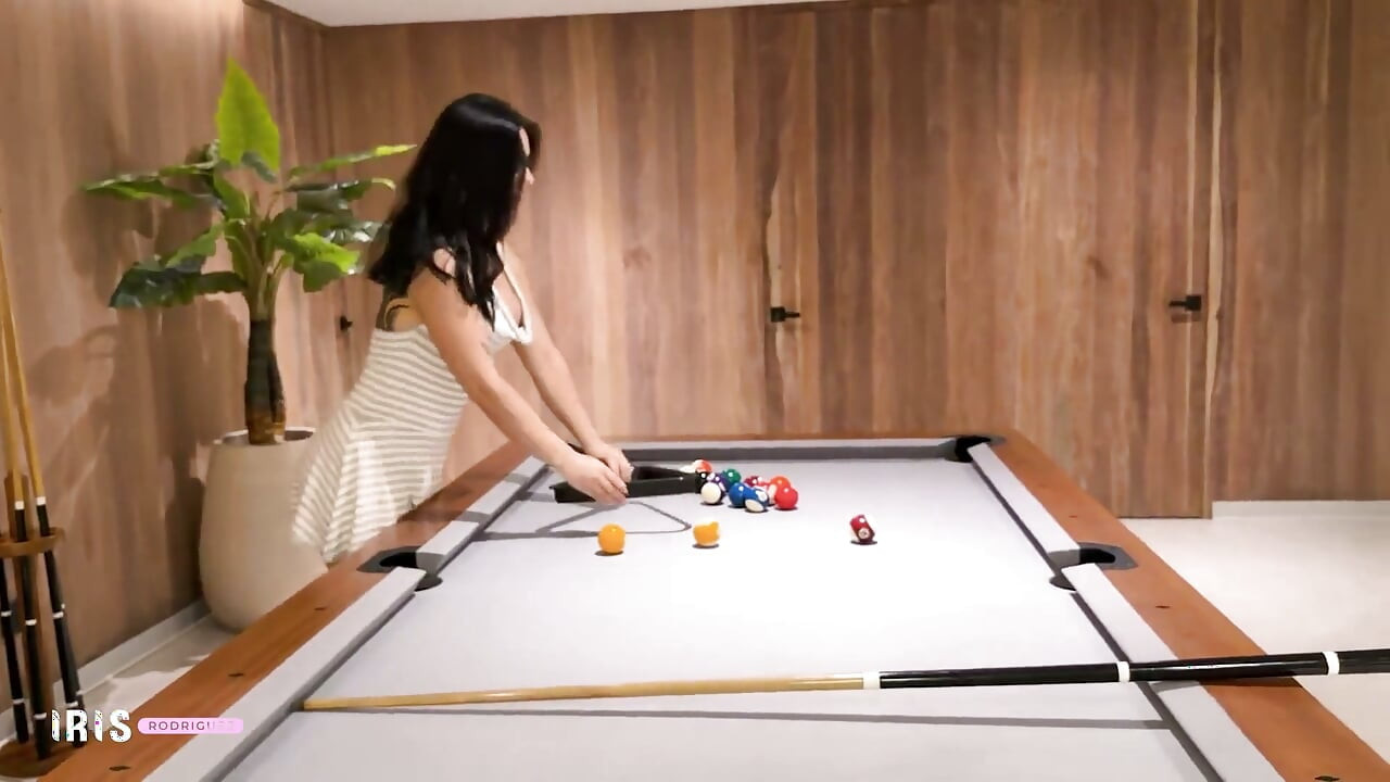Eu jogo sinuca com meu meio-irmão e acabo perdendo minha buceta - Iris Rodriguez e Danner Mendez