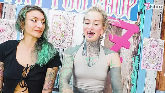 Während er sie tätowiert, hämmert er ihre beiden Ärsche roh und kommt auf die frischen linien