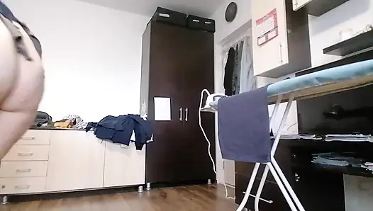 Sexy ehefrau macht hausarbeit nackt. Brünette behaarte muschi, dicker arsch, dicke titten