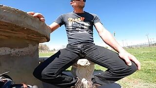 Un jean punk taché de sperme dans un parc public