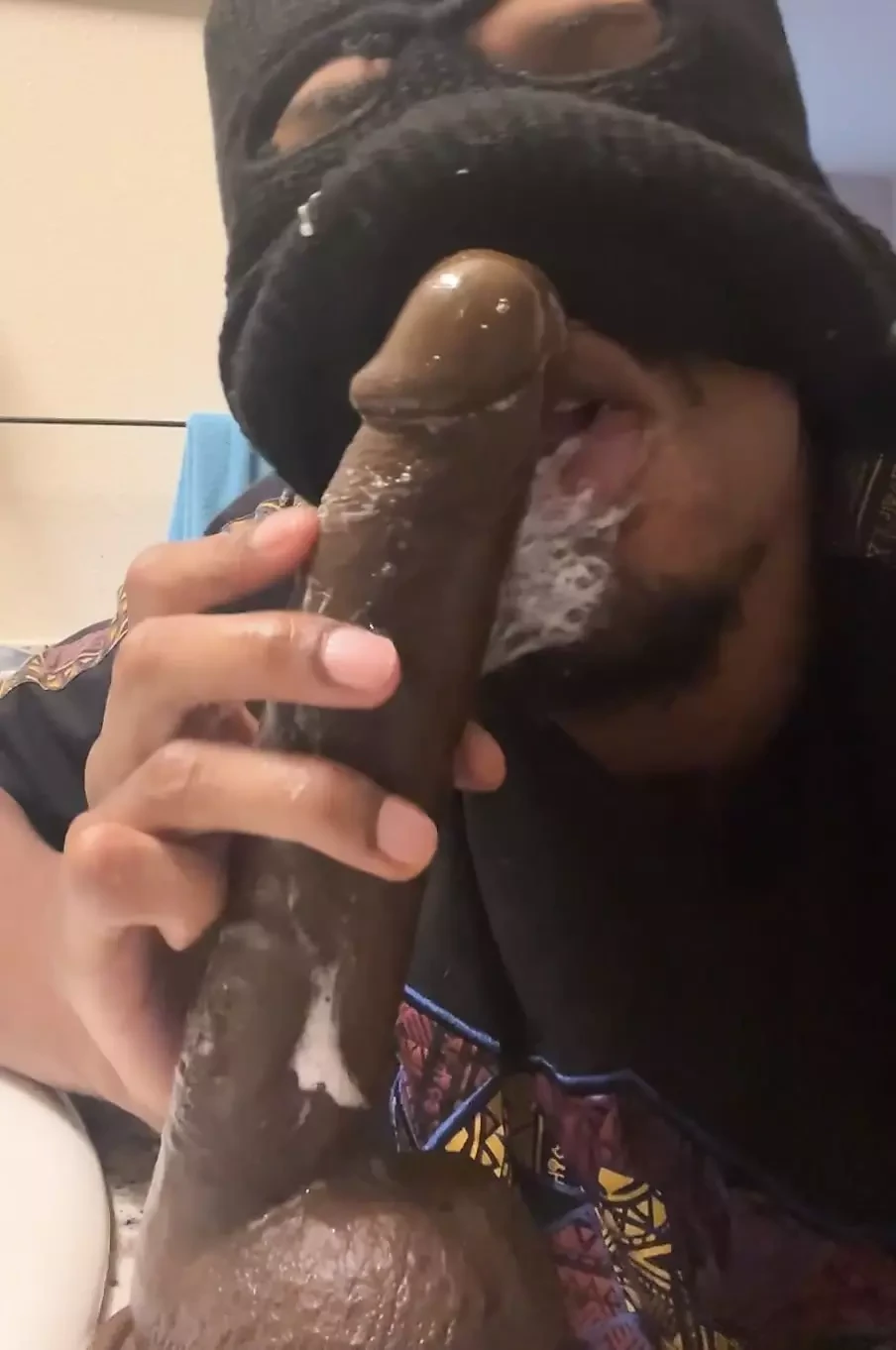 Chupando o vibrador da minha esposa