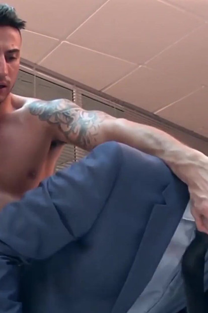 MENATPLAY - Zgodni Klein Kerr analno jebe Kena Rodea u uredu