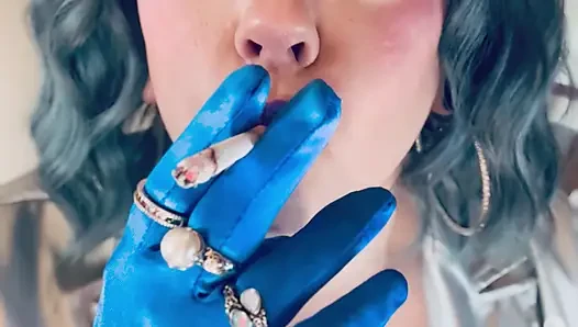 Gekleidet in silber &handschuhen &ringen Tina snua smoke eine supeking zigarette